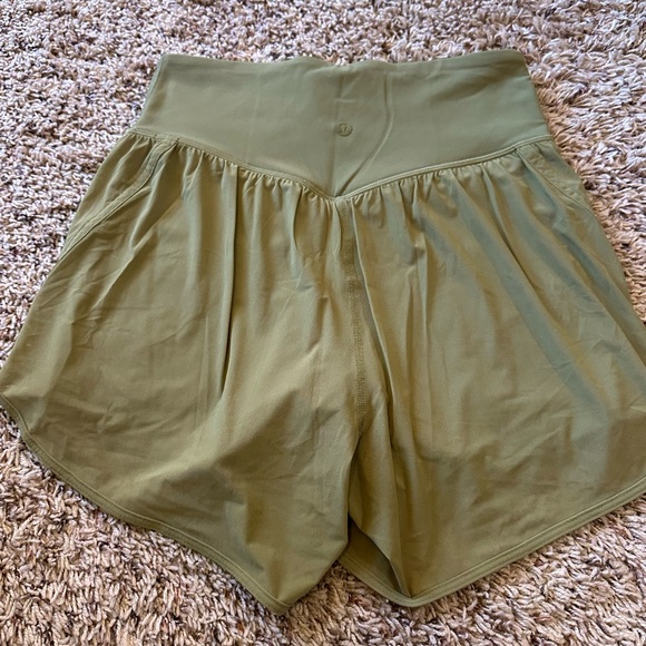 Lululemon Nulu and Mesh High-Rise Yoga Short 3.5"
Bronze Green 6 - Picture 7 of 9